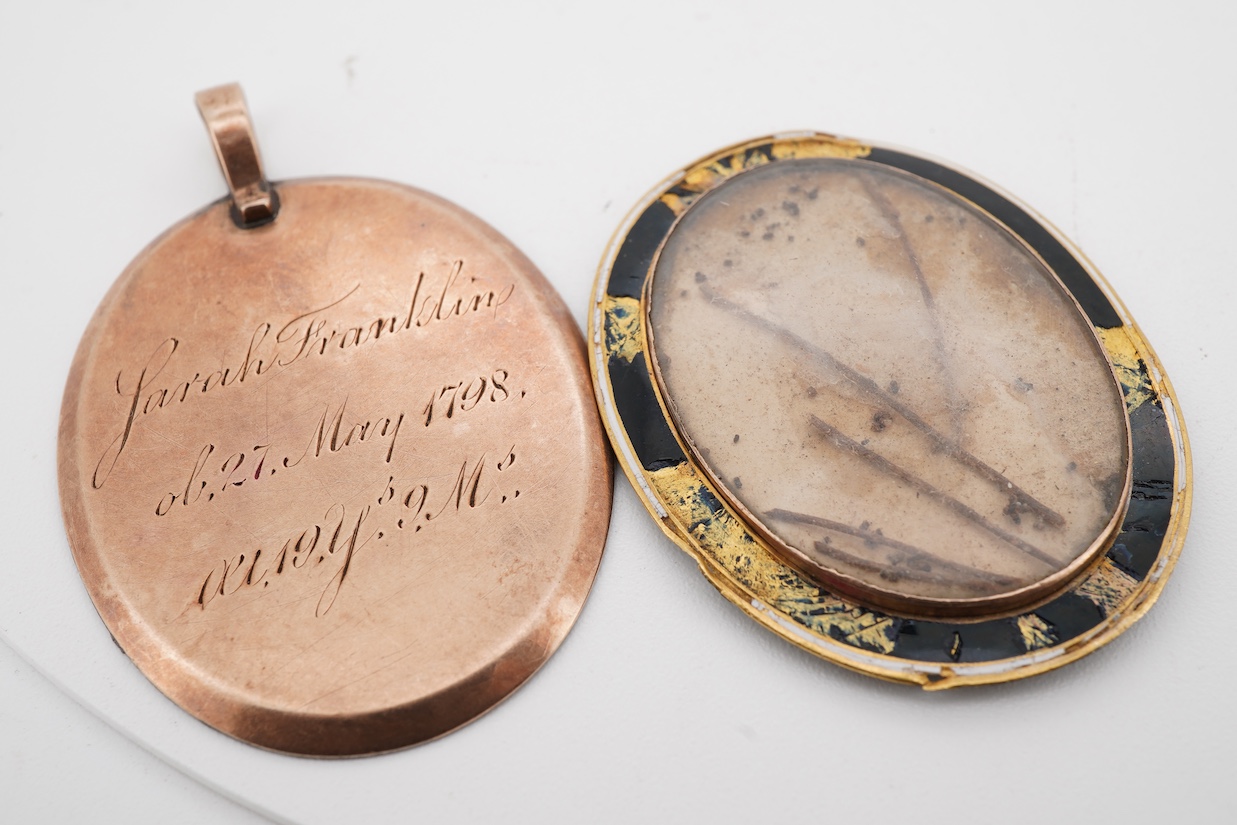 A George V 18ct gold and graduated claw set five stone diamond ring, size K, together with a 9ct and two colour paste set ring, a 19th century mourning ring, with plaited hair and an George III yellow metal and enamel mo